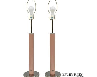 Lámpara de mesa cromada con columna cilíndrica en color rosa chicle de mediados de siglo (un par)