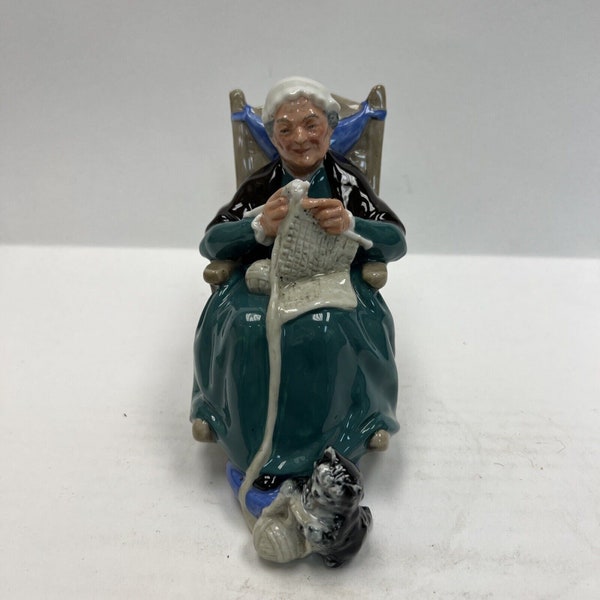 Vintage Royal Doulton 1970 Twilight H.N. 2256 Figurine 5 inch W06