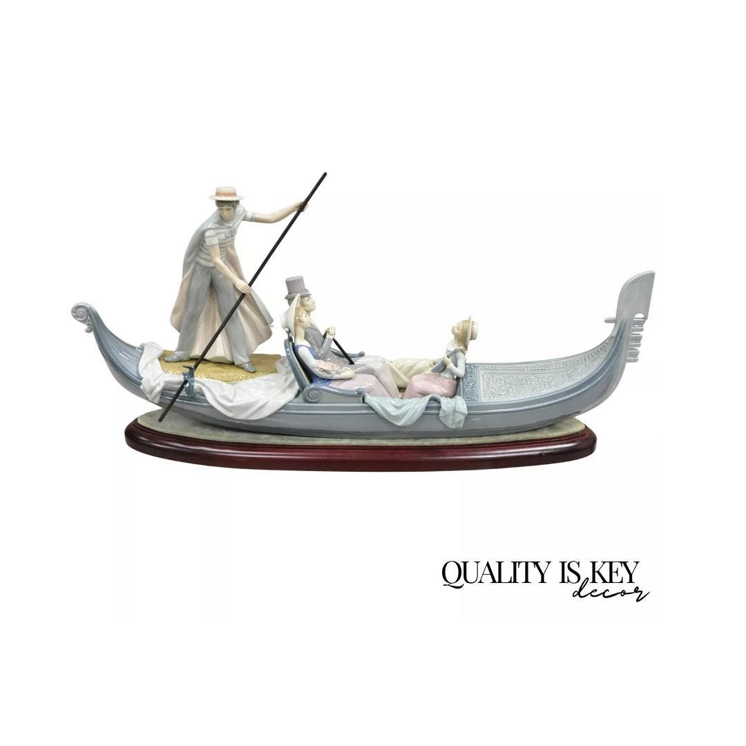 Lladro Daisa 1978 in the Gondola Couple Sculpture No. 2413 Large