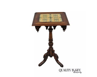 Mesa auxiliar con pedestal y cubierta de azulejos de nogal, estilo victoriano Arts & Crafts de Eastlake