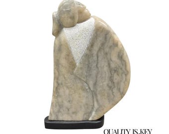 Escultura figurativa de mujer nativa americana tallada en alabastro de Ned Archuleta.