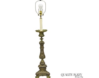 Lámpara de mesa con candelabro alto repujado de latón figurativo del Renacimiento francés antiguo