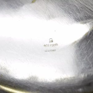 Puede incluir: Primer plano de una bandeja de plata con la inscripci&oacute;n "metal argent&eacute; GERMANY" en la parte inferior.