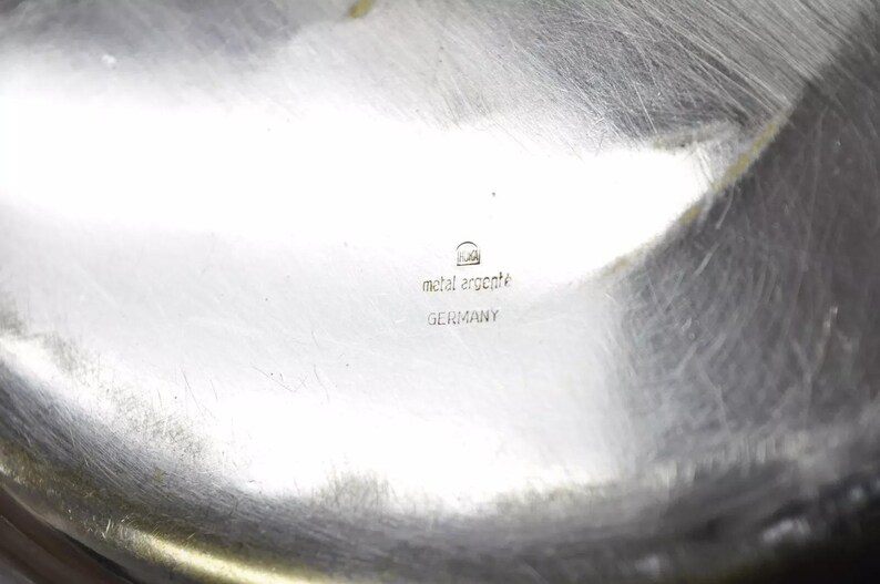 Puede incluir: Primer plano de una bandeja de plata con la inscripci&oacute;n "metal argent&eacute; GERMANY" en la parte inferior.