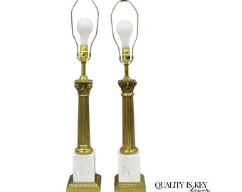 Par de lámparas de mesa estilo Imperio francés vintage con base de mármol y columna corintia de latón