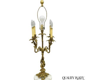 Lámpara de mesa vintage francesa rococó Luis XV de latón con forma de querubín y mármol