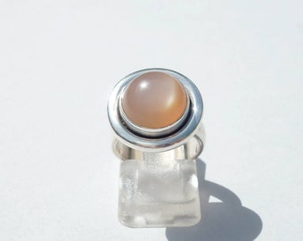 Ring mit lachsfarbenem Mondstein, Größe 51, runder Cabochon, 925er Sterlingsilber, minimalistischer Damenring, Stein und Silber, Größe 51