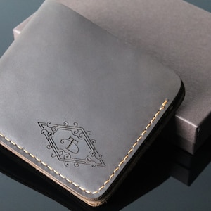 Cartera de cuero grabada para hombres – Cartera delgada bifold con monograma o nombre
