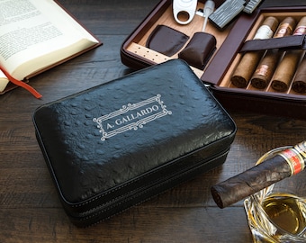 Peut inclure: Un étui à cigares en cuir noir avec un motif crocodile gaufré et l'inscription "A. GALLARDO".