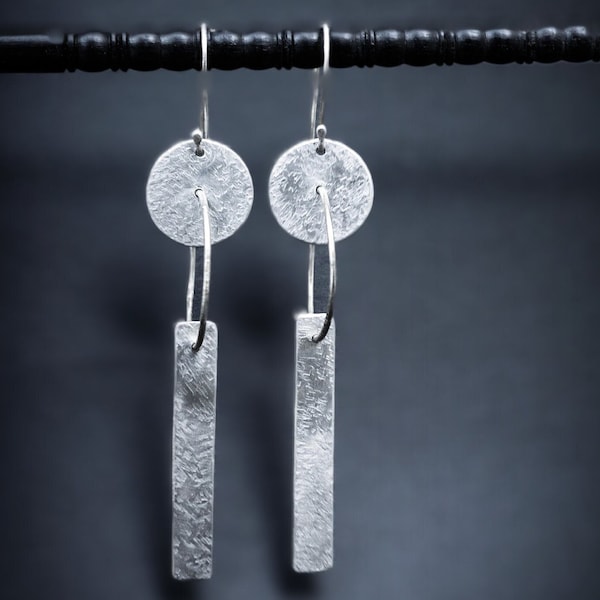 Pendientes largos geométricos de plata hechos a mano: diseño moderno y original.