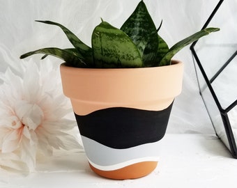 Hand painted terra cotta pot, wavy painted terra cotta pot with varnish, indoor planter pot with drainage hole, peach gray and black planter