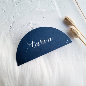 Etiquetas personalizadas semicirculares, tarjeta de lugar personalizable, caligrafía para eventos, tarjetas de lugar en forma de media luna, caligrafía personalizada, tarjeta semicircular.