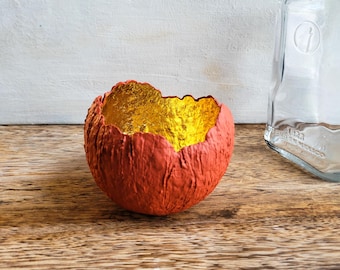 Coloful mini gold paper pulp bowl, 100% recycled paper, eco friendly paper decor, first anniversary gift, gold decor, paper mâché.