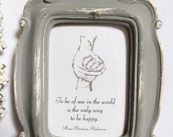 'The Only Way To Be Happy'-citaat van Hans Christian Anderson - grijsgroen krijtachtige minilijst