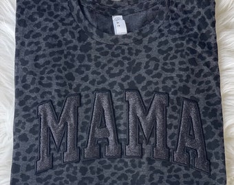 Camiseta con apliques de leopardo con purpurina monocromática MAMA