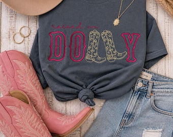 Aufgezogen auf Dolly besticktes Shirt, Western Cowgirl T-Shirt, Country-Musik Shirt, Dolly inspiriert T-Shirt, Cowgirl Stiefel Shirt, Comfort Farben Shirt