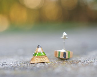 Kolczyki trójkątne SKATEBOARD wykonane z materiałów pochodzących z recyklingu i żywicy, 7-warstwowe, fioletowe, pomarańczowe i drewniane, okrągłe, z prawdziwego srebra próby 925