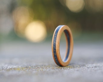 Niebieski i drewniany pierścień do deskorolki z recyklingu
