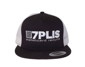 Czapka typu trucker 7PLIS z haftem 3D wykonana we Francji w kolorze czarno-białym