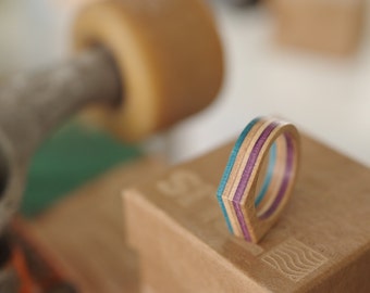 Bague chevalière skateboard recyclé bois turquoise violet