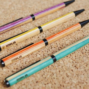 Stylo skateboard recyclé fait main, violet bleu rose vert turquoise bois, made in France