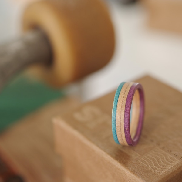 Bague anneau skateboard usagé recyclé bois turquoise et bleu