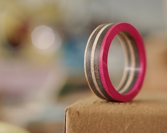 Bague anneau skateboard recyclé noir et rose