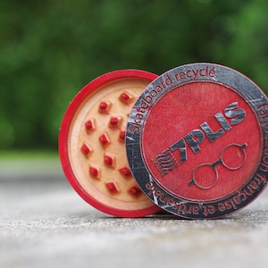 7PLIS Recycled Skateboard Grinder black red wood