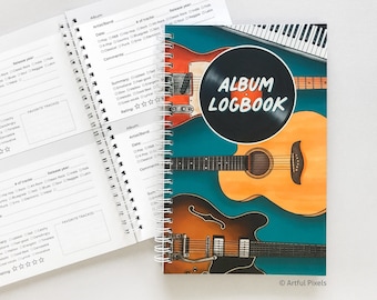Könnte beinhalten: Ein blaugrünes Notizbuch mit Spiralbindung. Der Umschlag zeigt eine schwarze Schallplatte mit dem Text "ALBUM LOGBOOK" in Weiß. Drei Gitarren sind übereinander auf der Schallplatte gelegt, darunter eine rote E-Gitarre, eine braune Akustikgitarre und eine schwarze semi-akustische E-Gitarre.