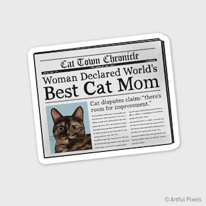 Puede incluir: Un titular de peri&oacute;dico dice "Mujer declarada la mejor mam&aacute; gata del mundo". El art&iacute;culo presenta una imagen de dibujos animados de un gato atigrado marr&oacute;n con ojos verdes. El texto debajo del titular dice "El gato disputa la afirmaci&oacute;n: "hay margen de mejora."
