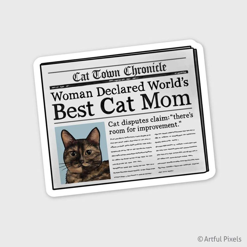 Puede incluir: Un titular de peri&oacute;dico dice "Mujer declarada la mejor mam&aacute; gata del mundo". El art&iacute;culo presenta una imagen de dibujos animados de un gato atigrado marr&oacute;n con ojos verdes. El texto debajo del titular dice "El gato disputa la afirmaci&oacute;n: "hay margen de mejora."