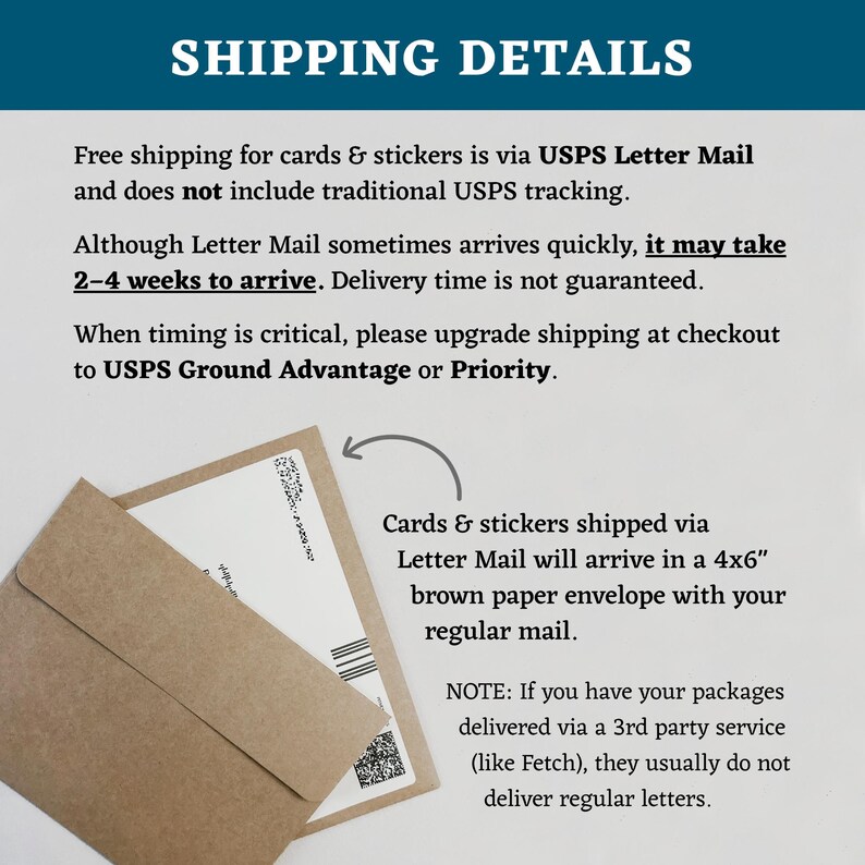 Pode incluir: Um envelope de papel castanho com o texto "Cards & stickers shipped via Letter Mail will arrive in a 4x6" brown paper envelope with your regular mail." O envelope est&aacute; sobre uma superf&iacute;cie branca com texto que diz "SHIPPING DETAILS" e detalhes sobre as op&ccedil;&otilde;es de envio para cart&otilde;es e adesivos.