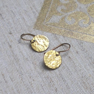 Small dot earrings - hammered brass disc earring - minimal jewelry (m901)