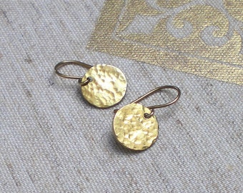 Small dot earrings - hammered brass disc earring - minimal jewelry (m901)