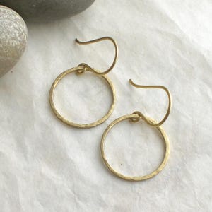 Simple circle earrings - hammered brass earrings - round dangle earring - minimal jewelry (m102)