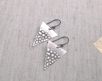 Triangle earrings - hammered - silver brass dangle - sterling silver ear wire - minimalistic jewelry (o997)