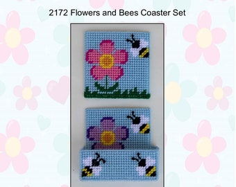 Puede incluir: Un patrón de punto de cruz en lienzo plástico para un juego de dos posavasos con una flor rosa y una abeja sobre un fondo azul claro. El patrón se titula "2172 Flowers and Bees Coaster Set".