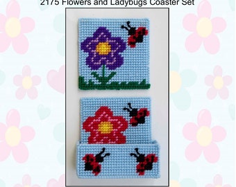 Puede incluir: Un conjunto de dos patrones de posavasos de lona plástica con flores y mariquitas. Los posavasos son azules con una flor morada y una flor roja. Cada posavasos tiene una mariquita encima. El patrón es solo para uso personal y no debe compartirse.