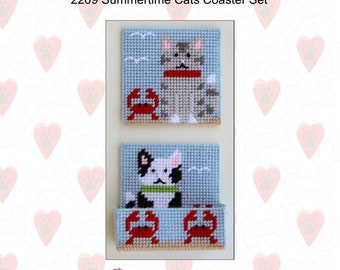Puede incluir: Un juego de dos posavasos de lona plástica con un diseño de gato. Los posavasos son azules con arena blanca y un cangrejo rojo. Un posavasos presenta un gato gris con una bufanda roja y el otro presenta un gato blanco y negro con una bufanda verde. El texto "2209 Summertime Cats Coaster Set" está en la parte superior de la imagen.