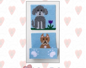 Puede incluir: Un conjunto de dos patrones de posavasos de lona plástica con un perro gris con una flor morada y un perro marrón con huellas de patas blancas. Los patrones se titulan "2212 Springtime Dogs Coaster Set" y son de Plastic-Canvas-Kits.com.