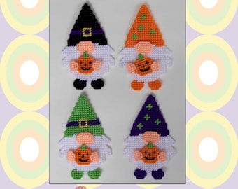 Puede incluir: Cuatro imanes de gnomo de lona plástica con temas de Halloween. Los gnomos llevan sombreros de diferentes colores y sostienen una calabaza tallada. El texto de la imagen dice "1662 Halloween Gnome Magnets" y "Plastic-Canvas-Kits.com".