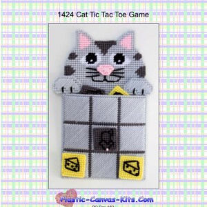 Könnte beinhalten: Eine graue Katze mit rosa Ohren und einer grauen Nase schaut aus einem grauen Tic-Tac-Toe-Spielbrett heraus. Das Brett hat neun Felder mit drei gelben Käsekeilen in der untersten Reihe. Der Titel "1424 Cat Tic Tac Toe Game" befindet sich oben im Bild.