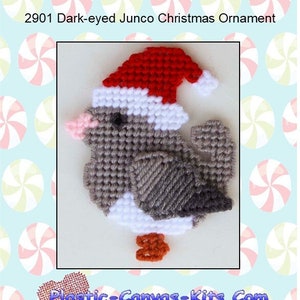 Può includere: Uno schema di tela di plastica per un junco dagli occhi scuri che indossa un cappello rosso di Babbo Natale. Il motivo è per un ornamento natalizio. Il testo "2901 Dark-eyed Junco Christmas Ornament" è nella parte superiore dell'immagine. Il testo "Plastic-Canvas-Kits.Com" è nella parte inferiore dell'immagine. Il testo "This pattern is for your own personal use only and is not to be shared through email, email groups, Facebook groups, Pinterest, etc." è nella parte inferiore dell'immagine.