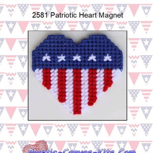 Könnte beinhalten: Ein herzförmiger Magnet im patriotischen Design. Der obere Teil ist blau mit weißen Sternen, der untere Teil hat rot-weiße Streifen. Der Text "2581 Patriotic Heart Magnet" steht oben. Ein Bastelartikel für die Heimdekoration.