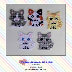 Puede incluir: Cinco imanes de gatitos hechos a mano en varios colores, incluyendo gris, naranja y amarillo. Cada imán presenta un diseño de gato lindo con detalles bordados y el número "215". El texto "1310 Cute Kitty Cat Magnets" está en la parte superior.
