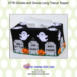 Peut inclure: Un couvre-boîte à mouchoirs en toile plastique noir et blanc sur le thème d'Halloween. Le couvre-boîte représente des fantômes et des pierres tombales avec les noms "Ben Better", "Ima Ghost" et "Noah Moore". Le couvre-boîte comporte également des citrouilles orange avec des visages de citrouilles.