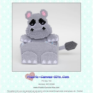 Puede incluir: Kit de punto de cruz de plástico gris para un porta golosinas de hipopótamo. El kit presenta un hipopótamo gris con orejas rosas y ojos negros. El texto "Plastic-Canvas-Kits.Com" está impreso en la parte inferior de la imagen.