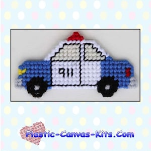 Op de afbeelding: Een plastic canvas patroon voor een blauwe en witte politie auto magneet. De auto heeft een rood licht bovenop en het nummer 911 aan de zijkant. Het patroon is van Plastic-Canvas-Kits.com.