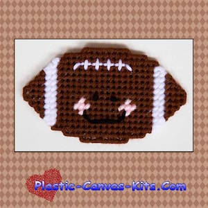 Może przedstawiać: Wzór na plastikową kanwę w kształcie piłki nożnej w kolorze brązowym i białym, przeznaczony do stworzenia magnesu. Wzór jest przeznaczony wyłącznie do użytku osobistego i nie może być udostępniany. Gotowe produkty można dawać w prezencie, sprzedawać na targach rzemiosła, sprzedawać na Etsy itp.