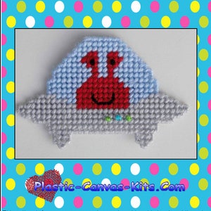 Op de afbeelding: Een plastic canvas kit-patroon voor een magneet met een rood buitenaards wezen in een grijs ruimteschip. Het patroon heeft de titel "1579 Alien and Spaceship Magnet" en is van Plastic-Canvas-Kits.Com. Dit patroon is alleen voor persoonlijk gebruik en mag niet worden gedeeld via e-mail, e-mailgroepen, Facebook-groepen, Pinterest, enz. Voltooide producten kunnen worden weggegeven, verkocht op ambachtelijke markten, verkocht op Etsy, enz.